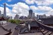 az óváros cserepes tetői és az égbeszökő felhőkarcolók Sanghajban