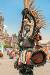 korhű jelmezben, egy azték harcos a Zocalo-n (a Mexikóvárosi főtéren)